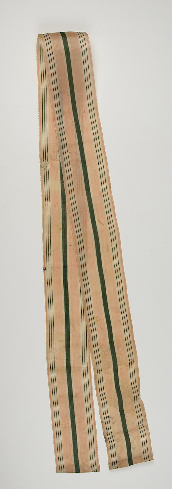 Rosefarbenes Band mit grünen Streifen (Museum Weißenfels - Schloss Neu-Augustusburg CC BY-NC-SA)