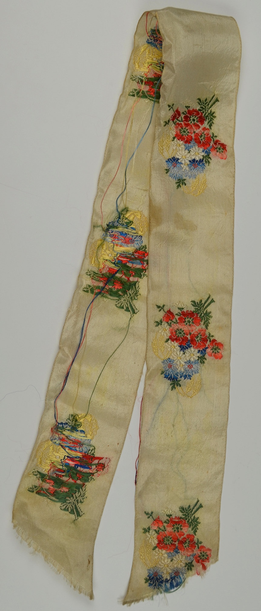 Beiges Band mit Blumenstrauß bestickt (Museum Weißenfels - Schloss Neu-Augustusburg CC BY-NC-SA)