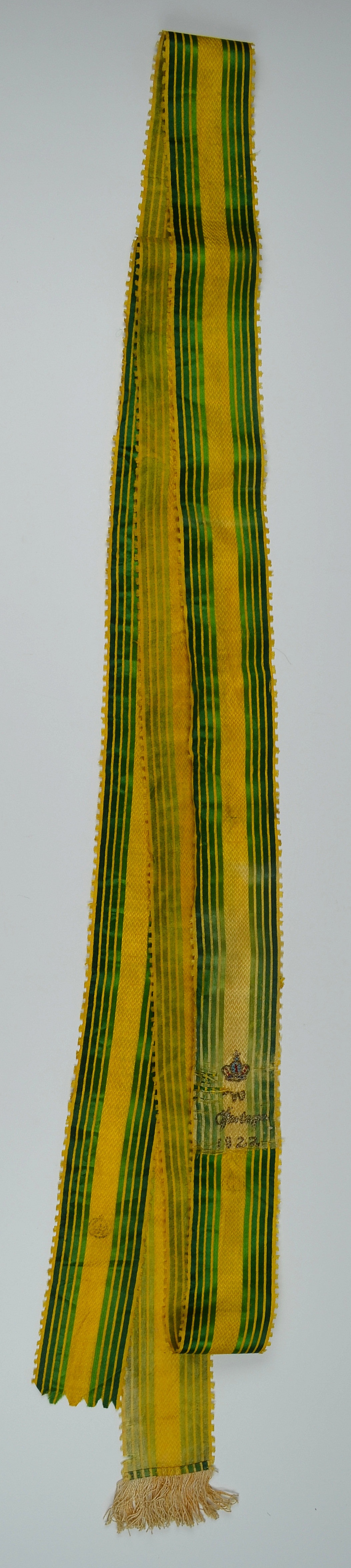 Grün-gelb gestreiftes Band mit Schmuckrand, 1822 (Museum Weißenfels - Schloss Neu-Augustusburg CC BY-NC-SA)