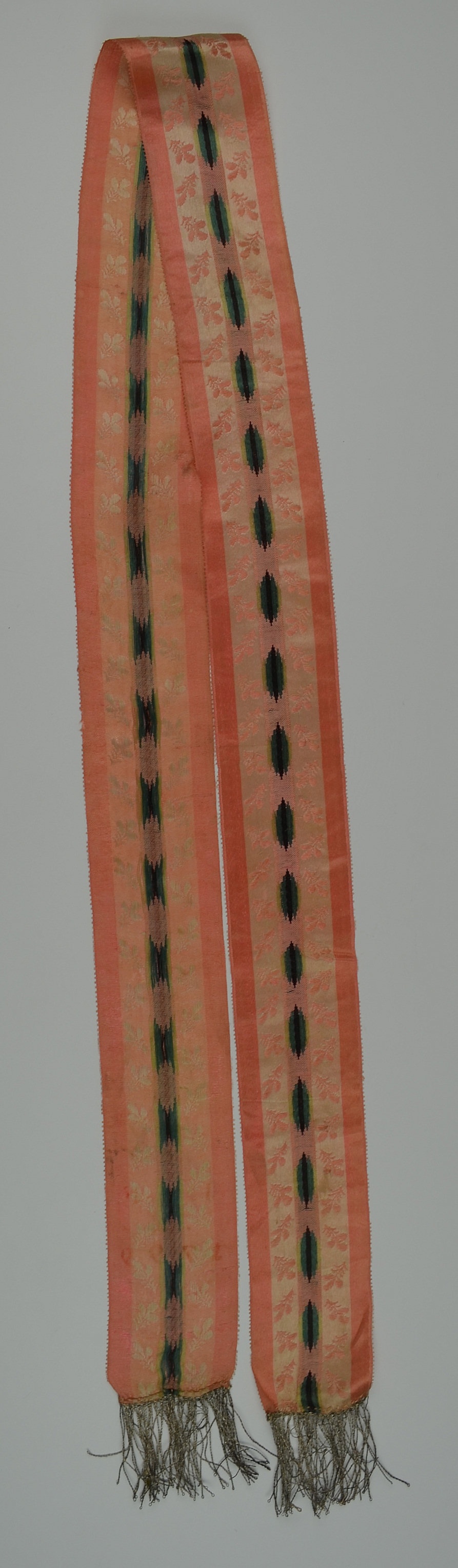 Rosefarbenes Band mit beigen Streifen (Museum Weißenfels - Schloss Neu-Augustusburg CC BY-NC-SA)