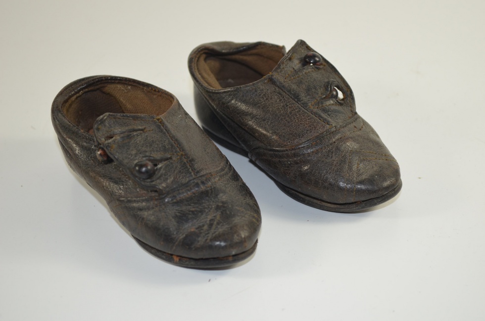 Ein Paar Erstlings - Schuhe (Museum Weißenfels - Schloss Neu-Augustusburg CC BY-NC-SA)