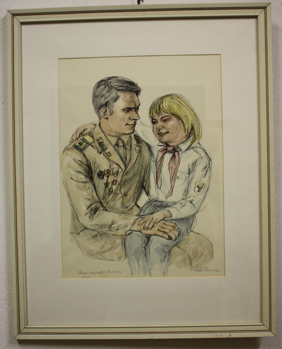 Zeichnung, gerahmt, russischer Soldat mit Thälmannpionier (Museum Wolmirstedt RR-F)