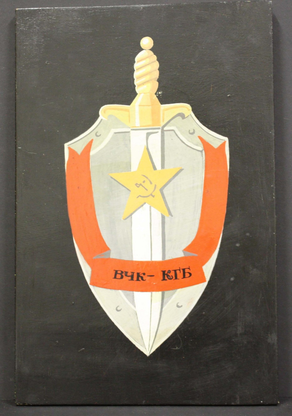 Ehrengeschenk, mit Wappen des sowjetischen Geheimdienstes (Museum Wolmirstedt RR-F)
