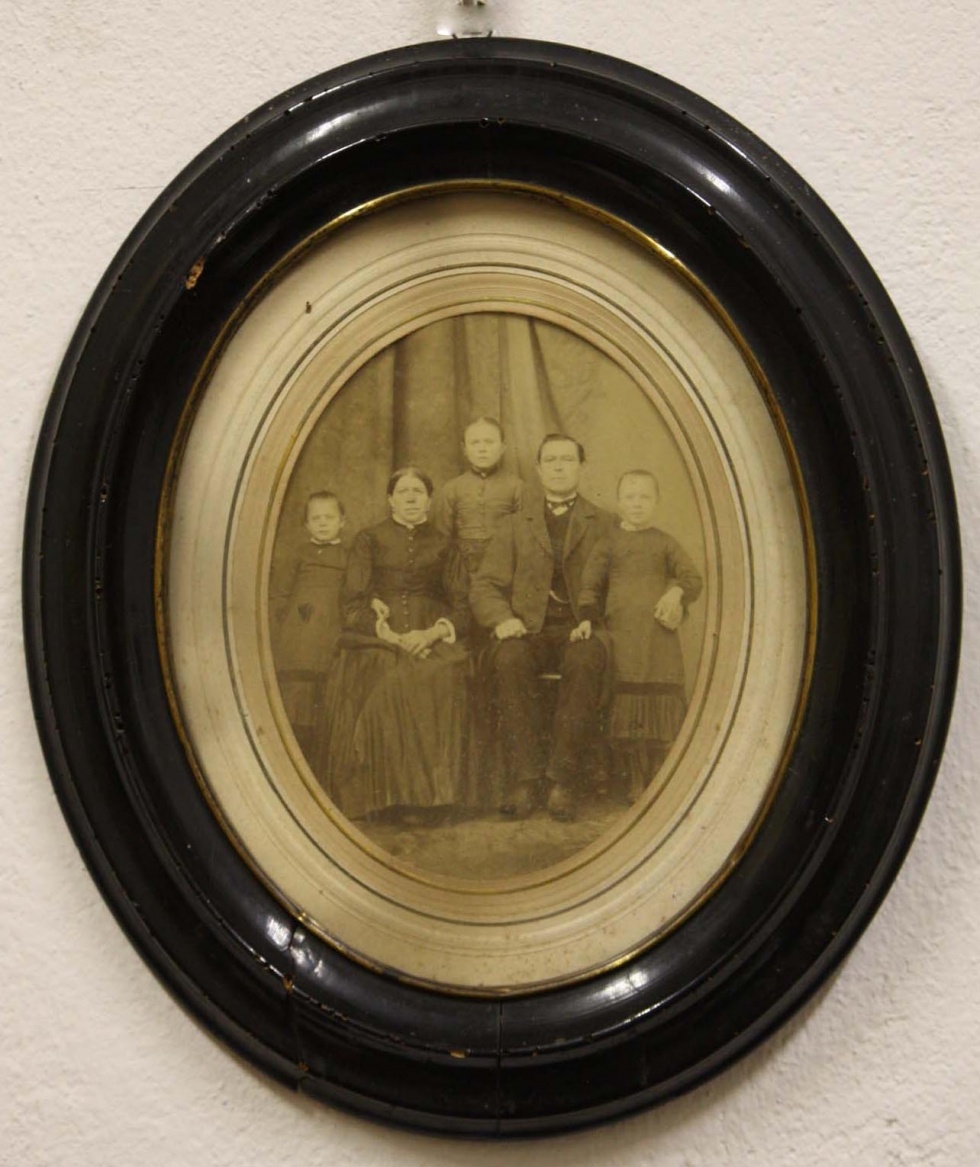 Fotografie, gerahmt, Familie Mutter, Vater, 3 Mädchen (Museum Wolmirstedt RR-F)