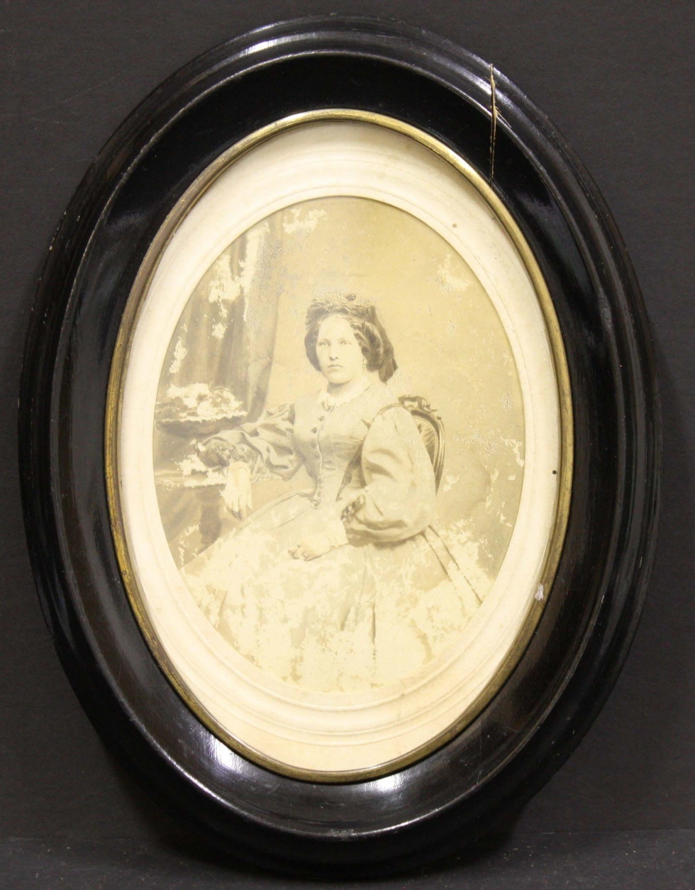 Fotografie, gerahmt, sitzende Frau im Reifrock (Museum Wolmirstedt RR-F)