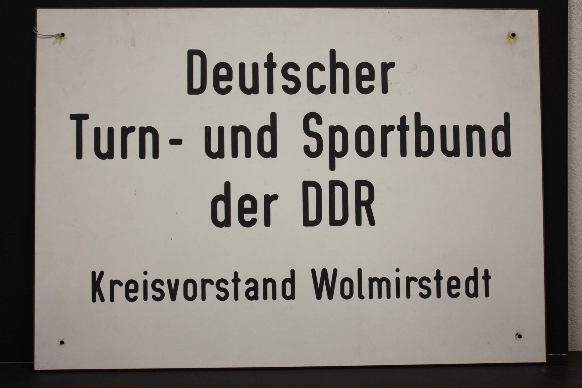 Schild, Deutscher Turn- und Sportbund der DDR (Museum Wolmirstedt RR-F)