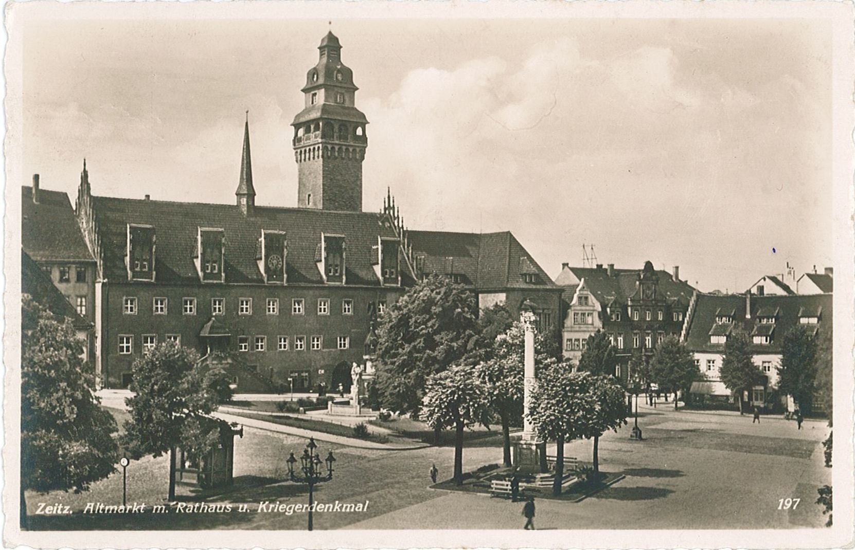 Zeitz, Altmarkt mit Rathaus und Kriegerdenkmal (Museum Schloss Moritzburg Zeitz CC BY-NC-SA)