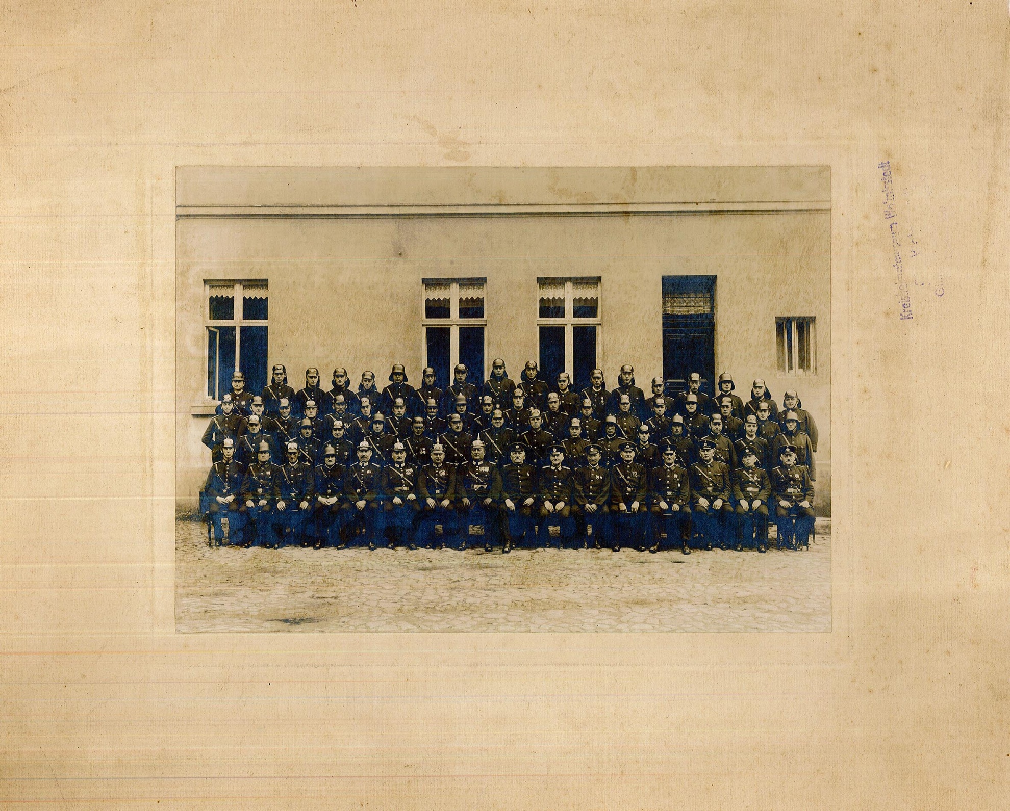 Gruppenbild einer Feuerwehrtruppe (Museum Wolmirstedt RR-F)