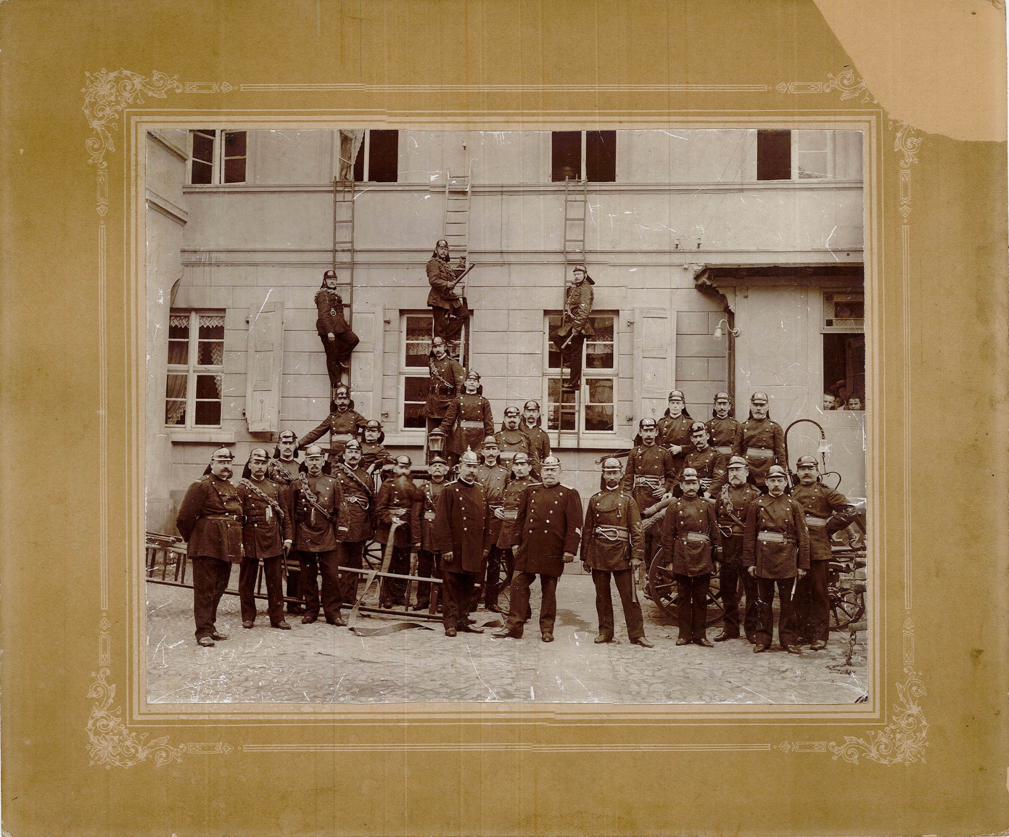 Gruppenbild einer Feuerwehrmannschaft (Museum Wolmirstedt RR-F)