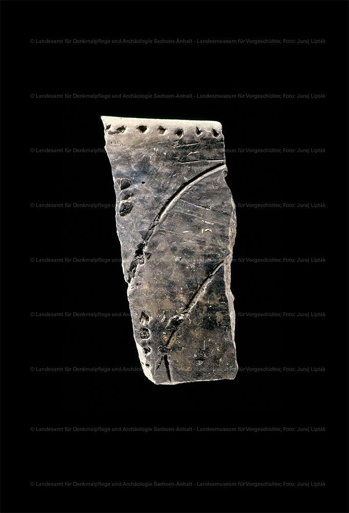Linienbandkeramische Scherbe mit Dreiecksdekor aus Birkenpech (Landesamt für Denkmalpflege und Archäologie Sachsen-Anhalt - Landesmuseum für Vorgeschichte RR-F)