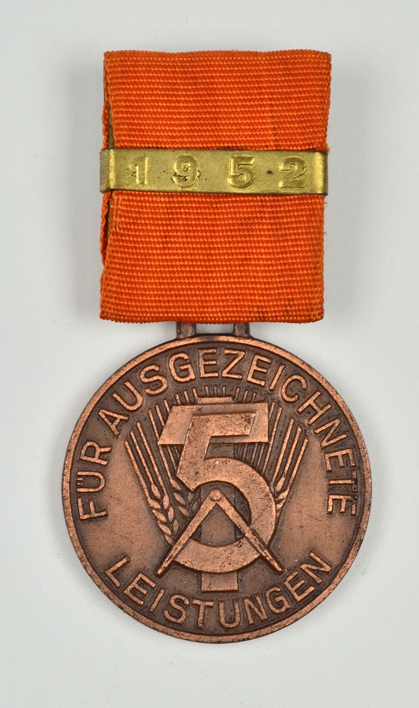 Medaille für ausgezeichnete Leistungen 1952, DDR (Museum Weißenfels - Schloss Neu-Augustusburg CC BY-NC-SA)