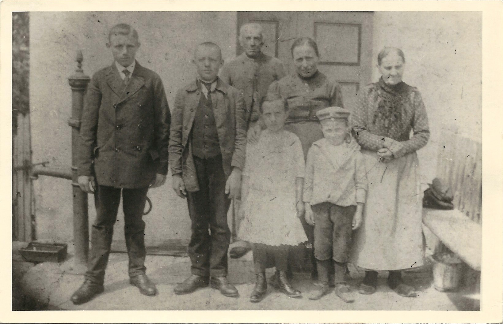 Gruppenfoto der Familie Knust/Jacobs, Samswegen (Museum Wolmirstedt RR-F)