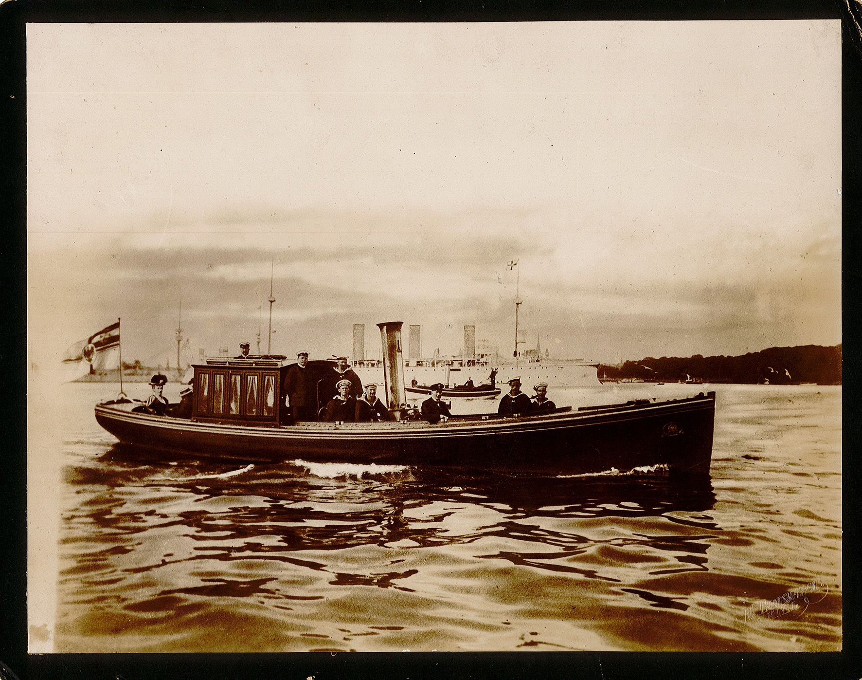 Passagierboot und die S.M. Yacht &quot;Hohenzollern&quot;, 1896 (Museum Wolmirstedt RR-F)