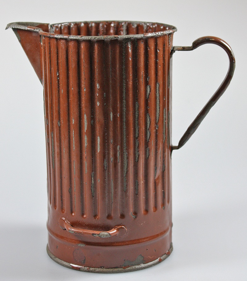 Krug, braun, aus Gasmaskenbehälter (Museum Wolmirstedt RR-F)