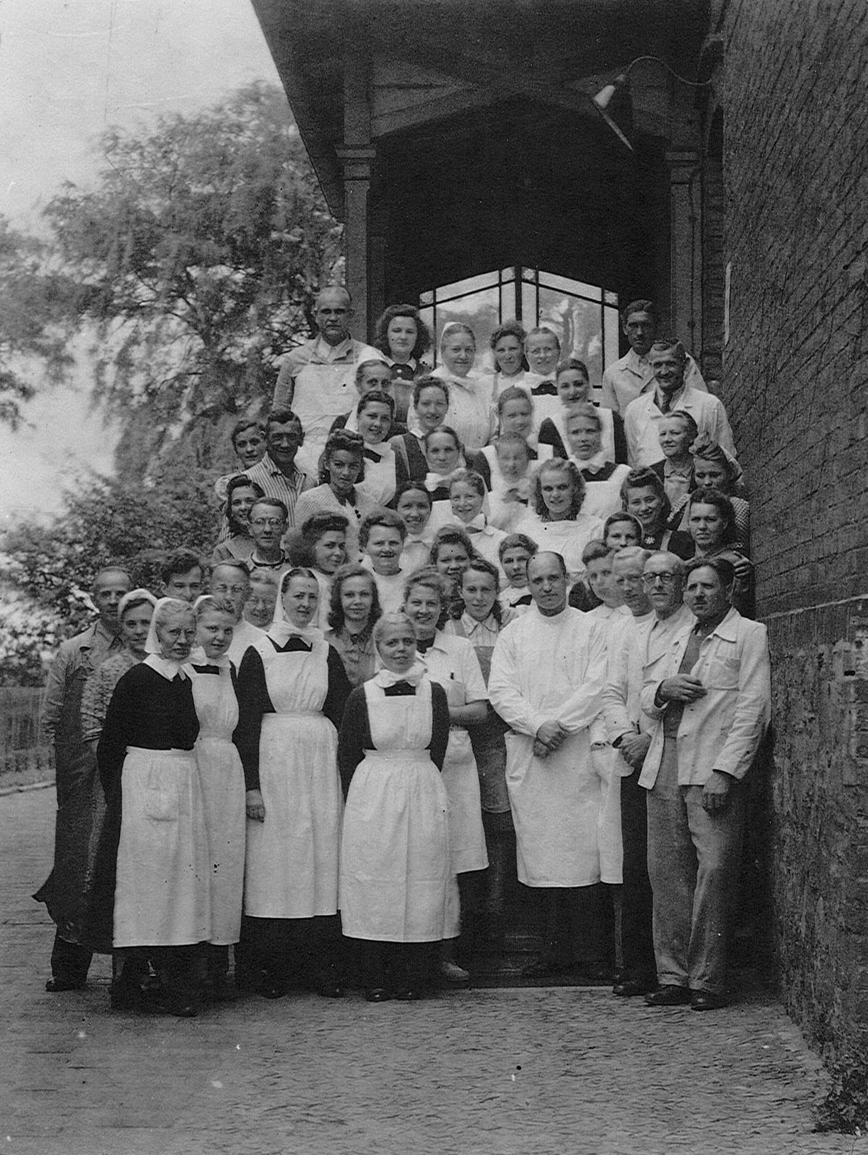 Belegschaft des Kreiskrankenhauses Wolmirstedt, Sommer 1949 (Museum Wolmirstedt RR-F)