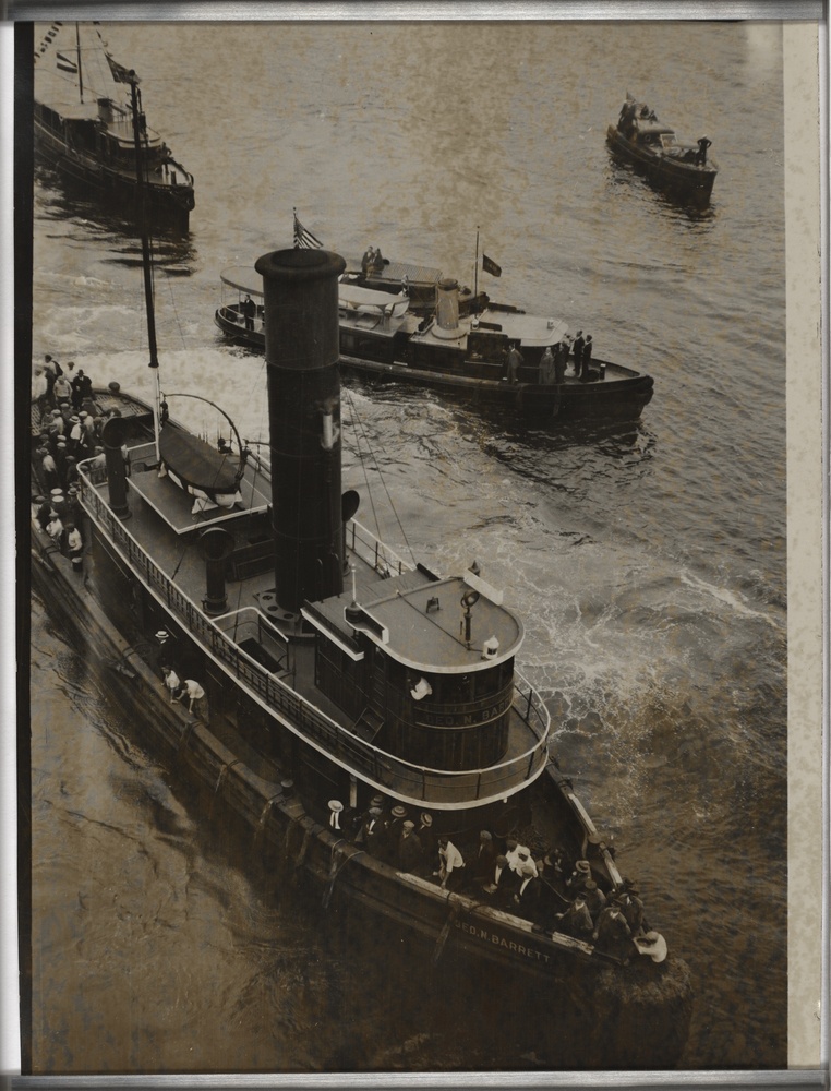 Die Schiffe der Hafenpolizei in New York holen die &quot;Bremen&quot; ein (Kulturstiftung Sachsen-Anhalt CC BY-NC-SA)