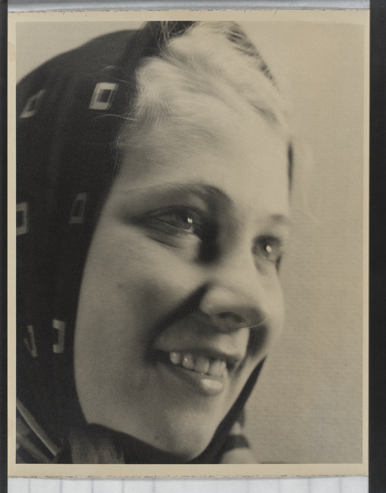 Porträt einer jungen Frau mit Kopftuch (Kulturstiftung Sachsen-Anhalt CC BY-NC-SA)