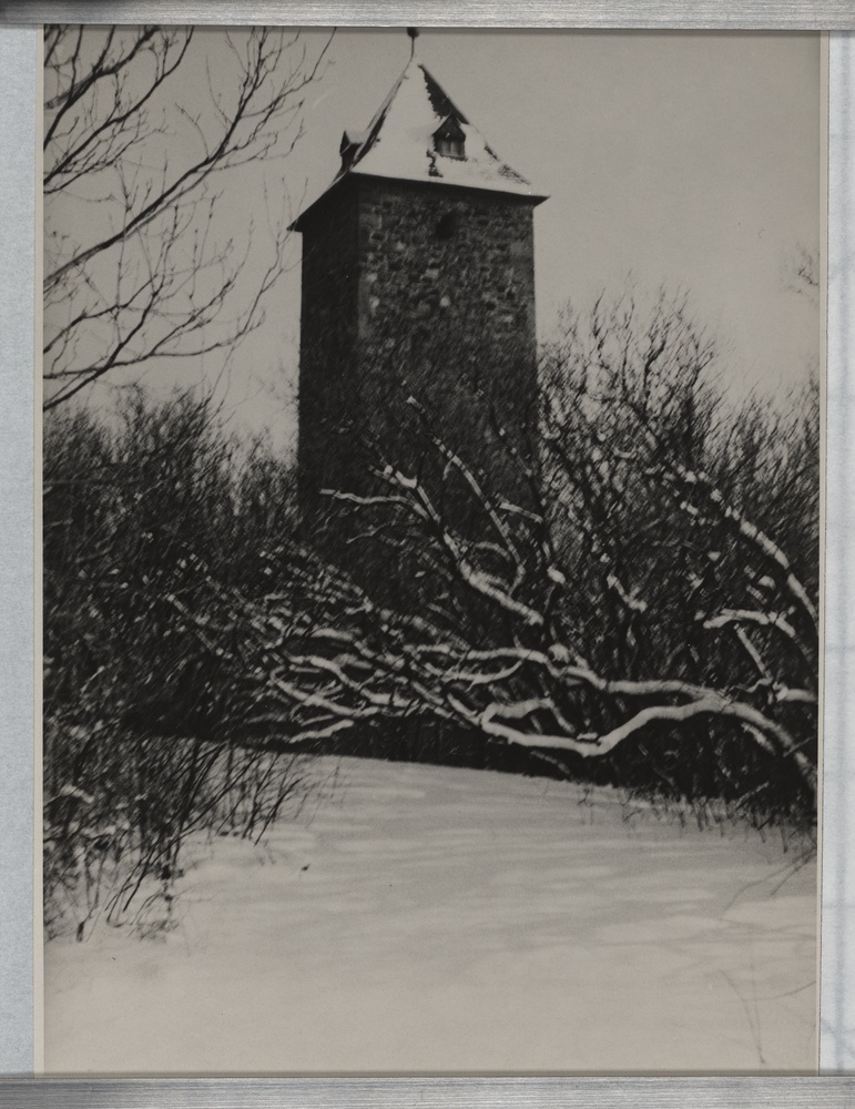 Turm der Burg Giebichenstein in Winterlandschaft (Kulturstiftung Sachsen-Anhalt CC BY-NC-SA)