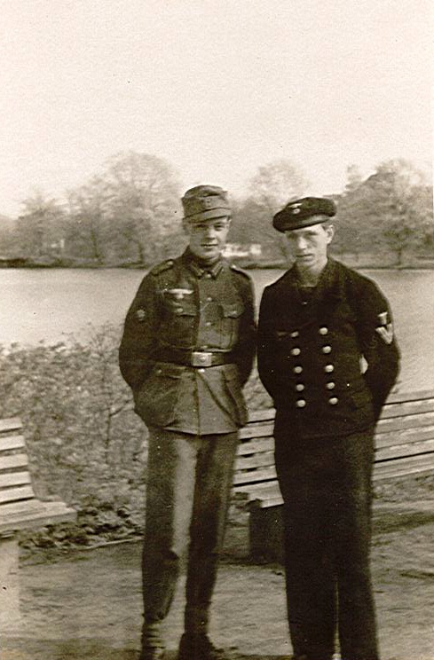 Theodor Siebert in Uniform mit Marinesoldaten, 1941? (Museum Wolmirstedt RR-F)