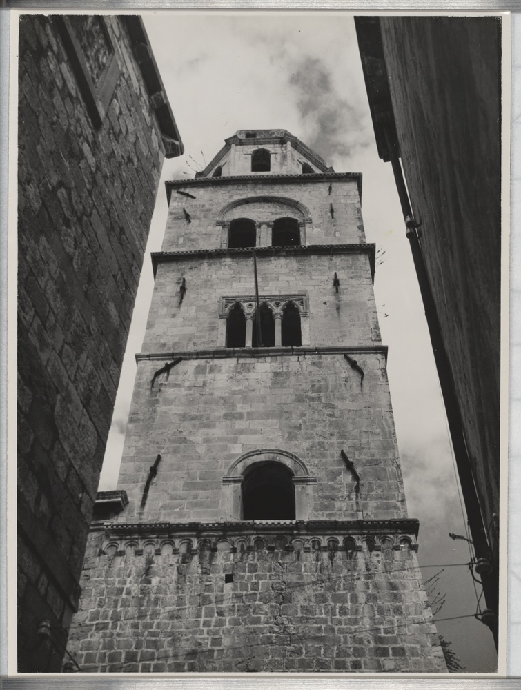 Turm der Franziskanerkirche zwischen den Häusern (Kulturstiftung Sachsen-Anhalt CC BY-NC-SA)