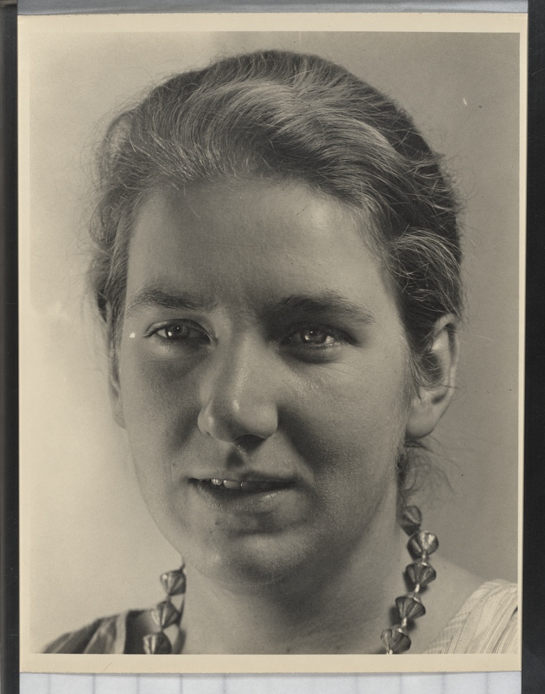 Portrait einer jungen Frau mit Halskette (Kulturstiftung Sachsen-Anhalt CC BY-NC-SA)