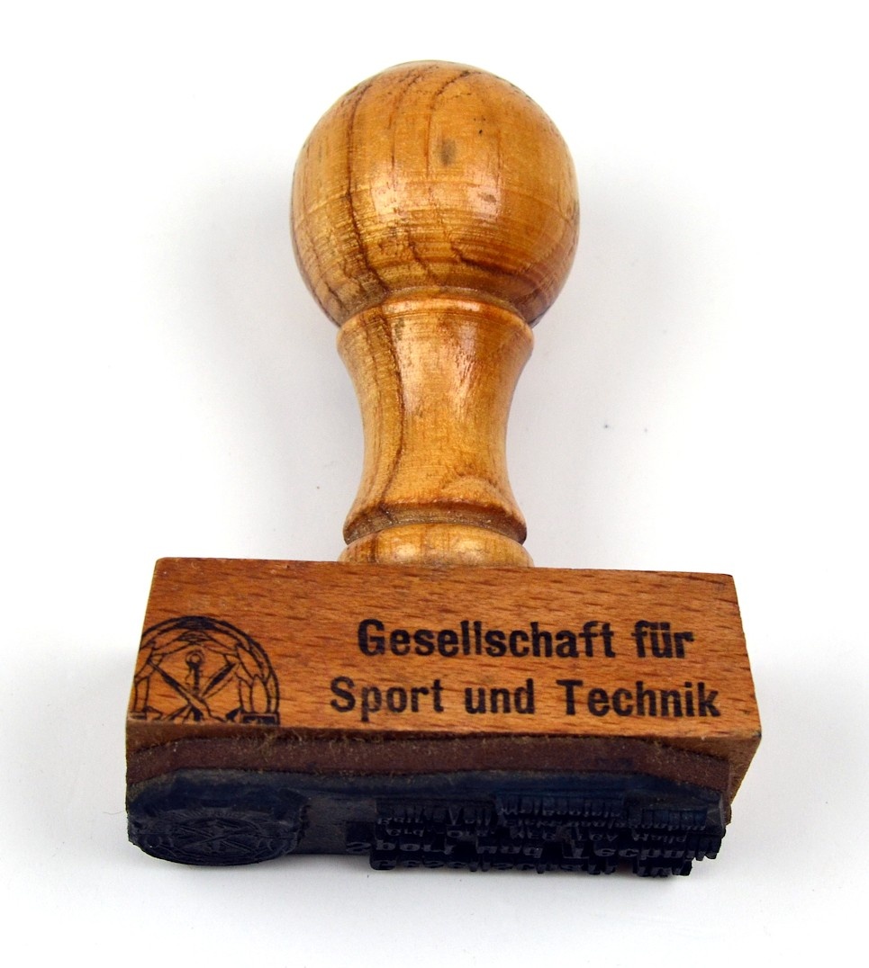 Stempel der Gesellschaft für Sport und Technik Weißenfels ca. 1952-1990 (Museum Weißenfels - Schloss Neu-Augustusburg CC BY-NC-SA)