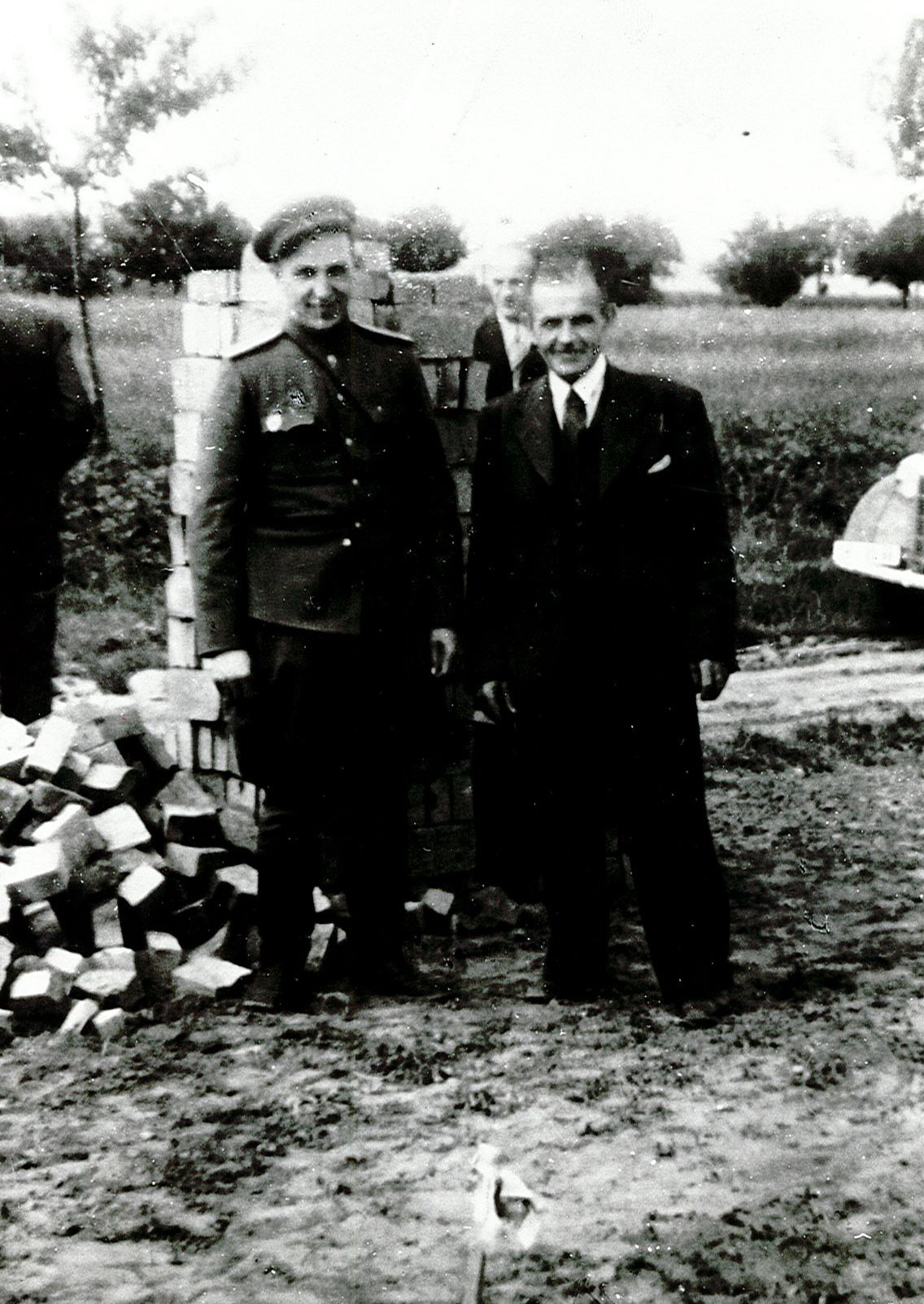 Landrat Paul Löwenthal und Pawel Sajarow bei der Grundsteinlegung für Neubauernhäuser, 1946 (Museum Wolmirstedt RR-F)