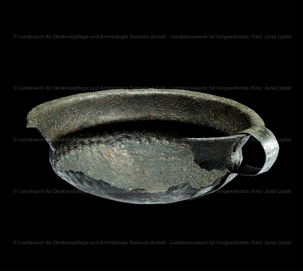 Bronzetasse aus dem Depotfund II von Braunsbedra, Saalekreis (Landesamt für Denkmalpflege und Archäologie Sachsen-Anhalt - Landesmuseum für Vorgeschichte RR-F)