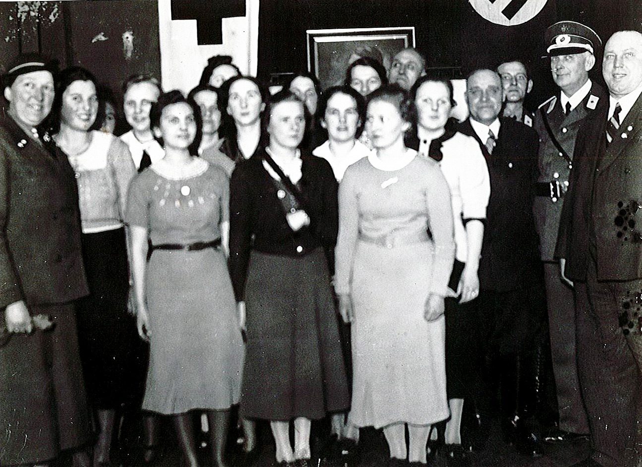 Gruppenfoto mit der Belegschaft des Krankenhaus Wolmirstedt (Museum Wolmirstedt RR-F)