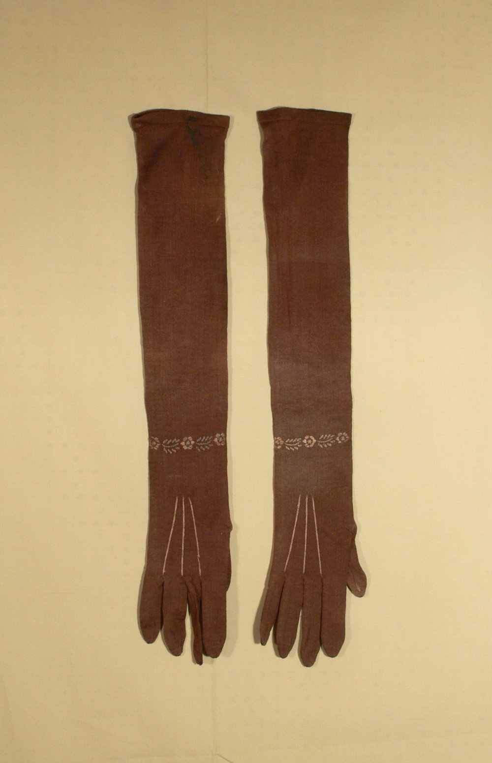 Zwei gleichartige rechte Damenhandschuhe (Museumsverband Sachsen-Anhalt e. V. CC BY-NC-SA)