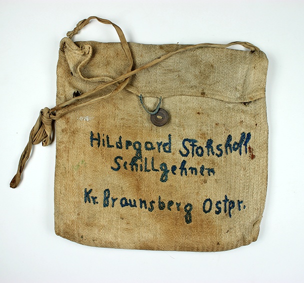 Kleine Umhängetasche mit Stickerei von Hildegard Stohßhoff (Museum Wolmirstedt RR-F)