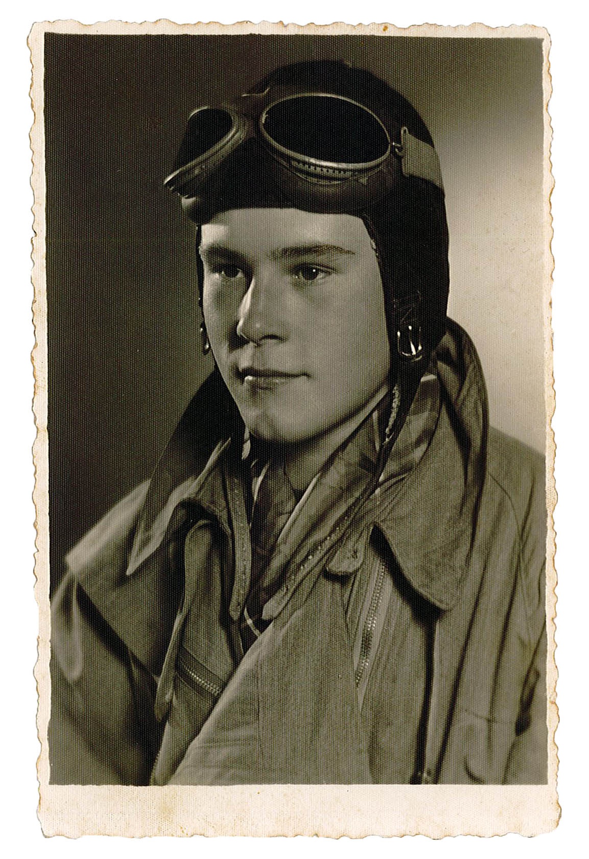 Fotopostkarte mit Porträtfoto des Soldaten Werner Gröbke als Flugschüler, 1943 (Museum Wolmirstedt RR-F)