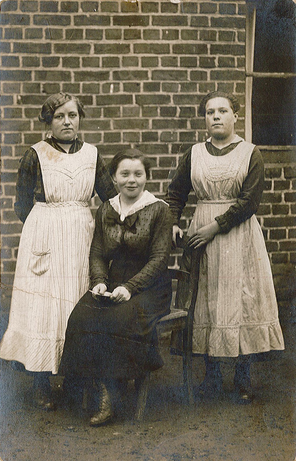 Fotopostkarte mit Gruppenbild von 3 Mädchen (Museum Wolmirstedt RR-F)