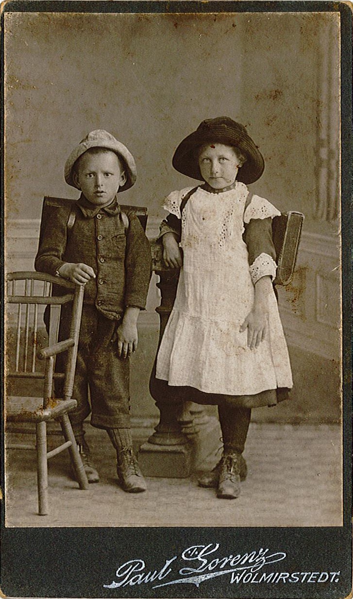 Fotografie zweier Schulkinder (Museum Wolmirstedt RR-F)
