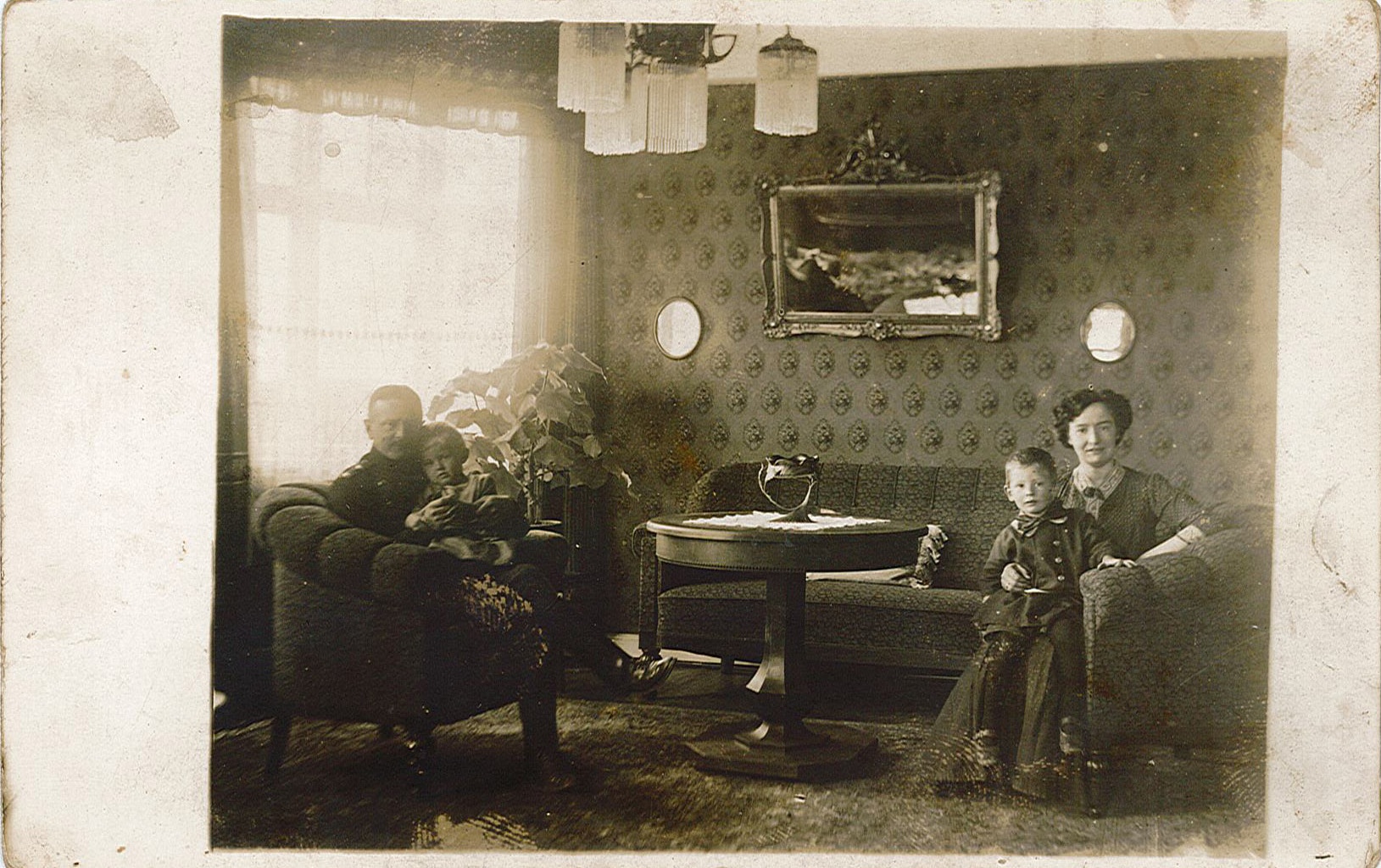 Fotopostkarte mit Familienbild im Wohnzimmer (Museum Wolmirstedt RR-F)