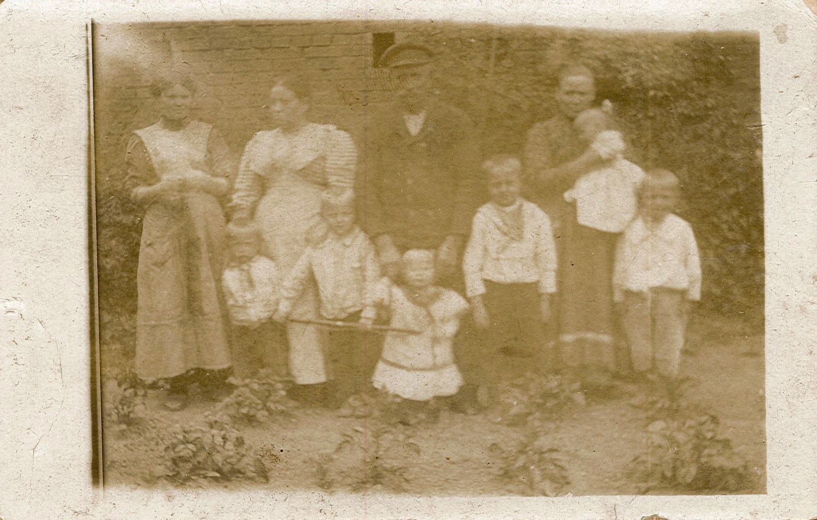 Fotopostkarte mit Gruppenbild einer Bauernfamilie (Museum Wolmirstedt RR-F)