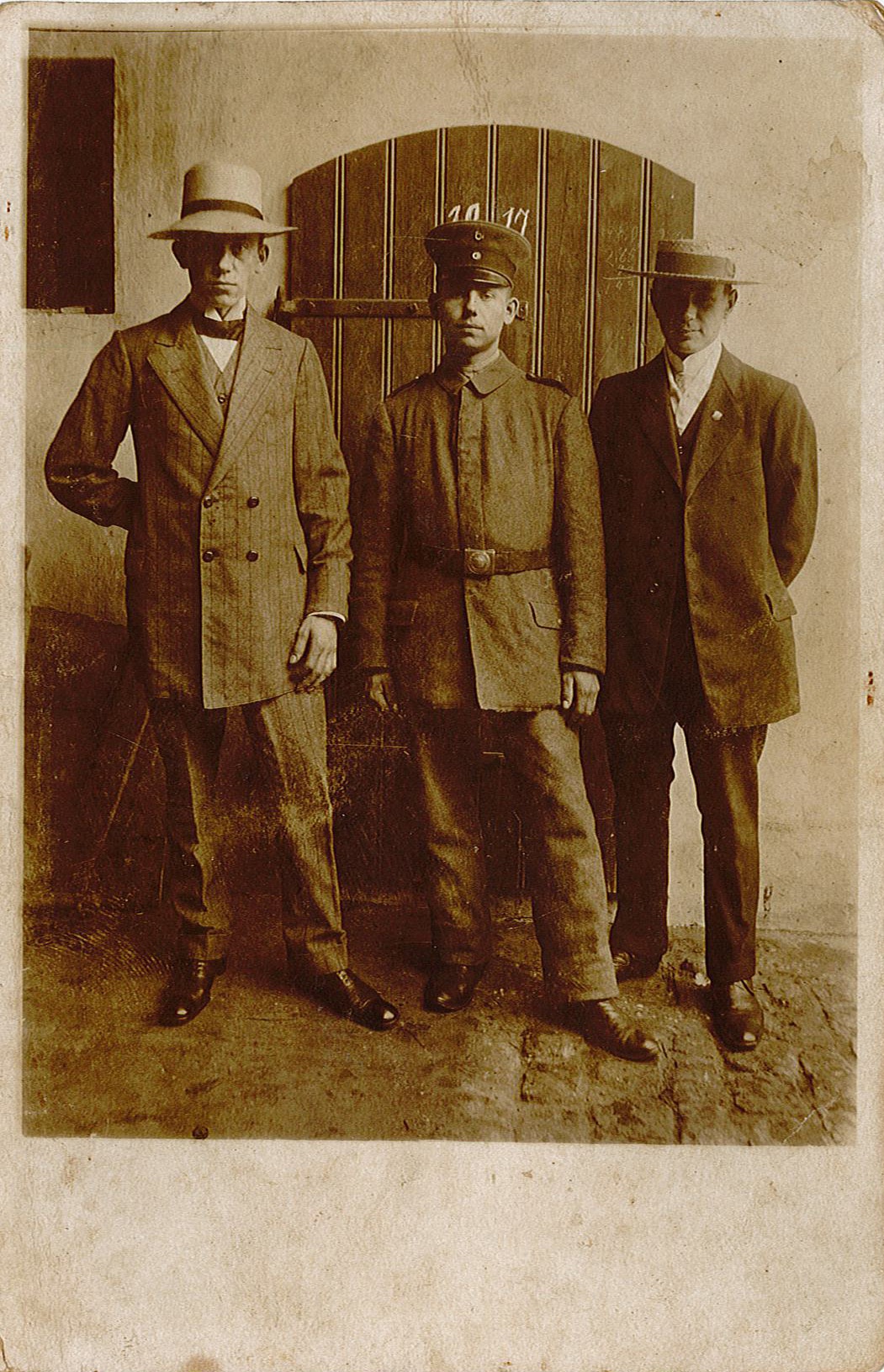 Fotopostkarte mit Gruppenbild von 3 jungen Männern (Museum Wolmirstedt RR-F)