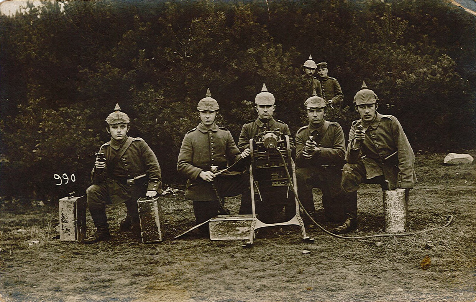 Fotopostkarte mit Gruppe von Soldaten, die mit Maschinengewehr posiert (Museum Wolmirstedt RR-F)