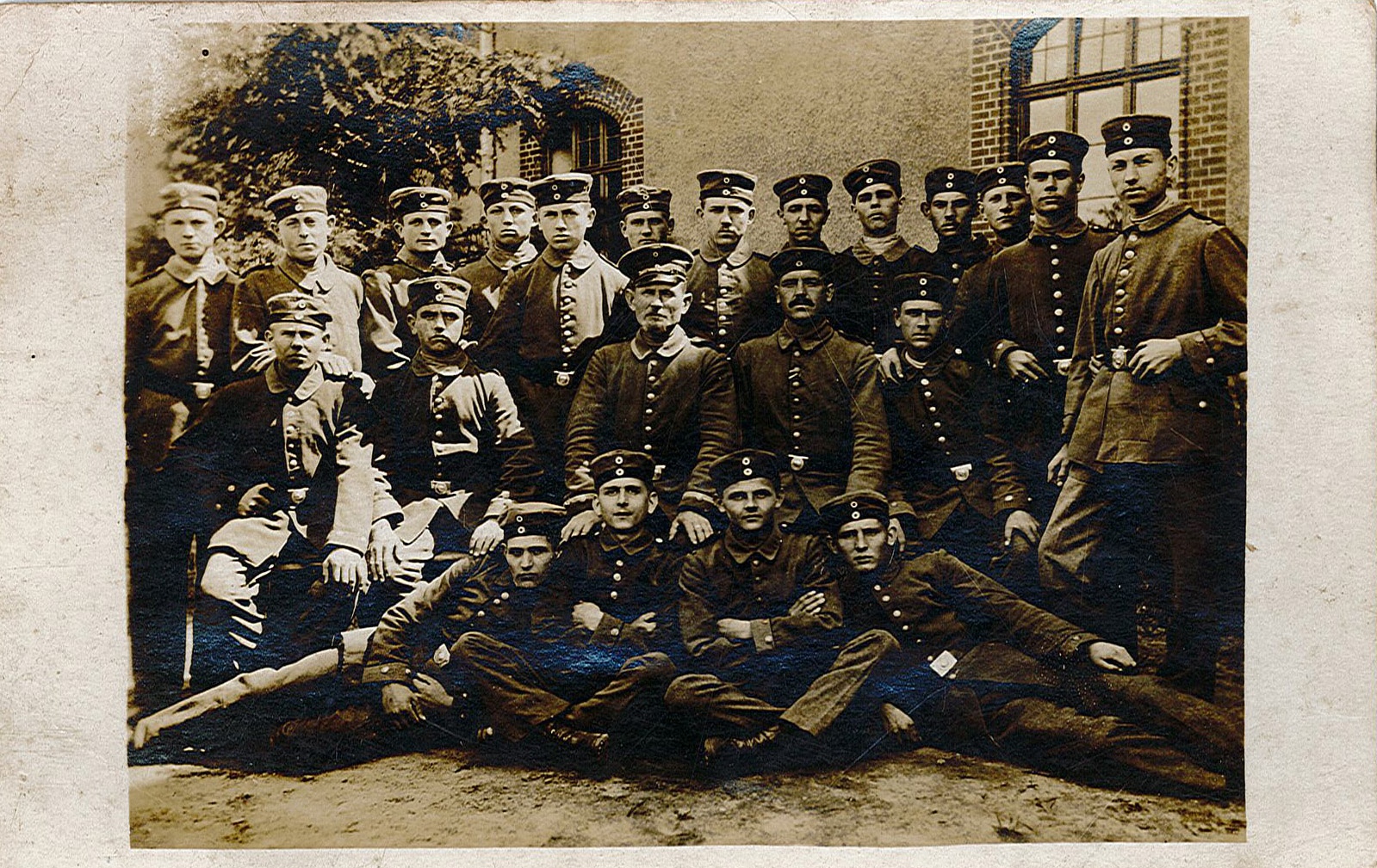 Fotopostkarte mit Gruppenbild von Soldaten (Museum Wolmirstedt RR-F)