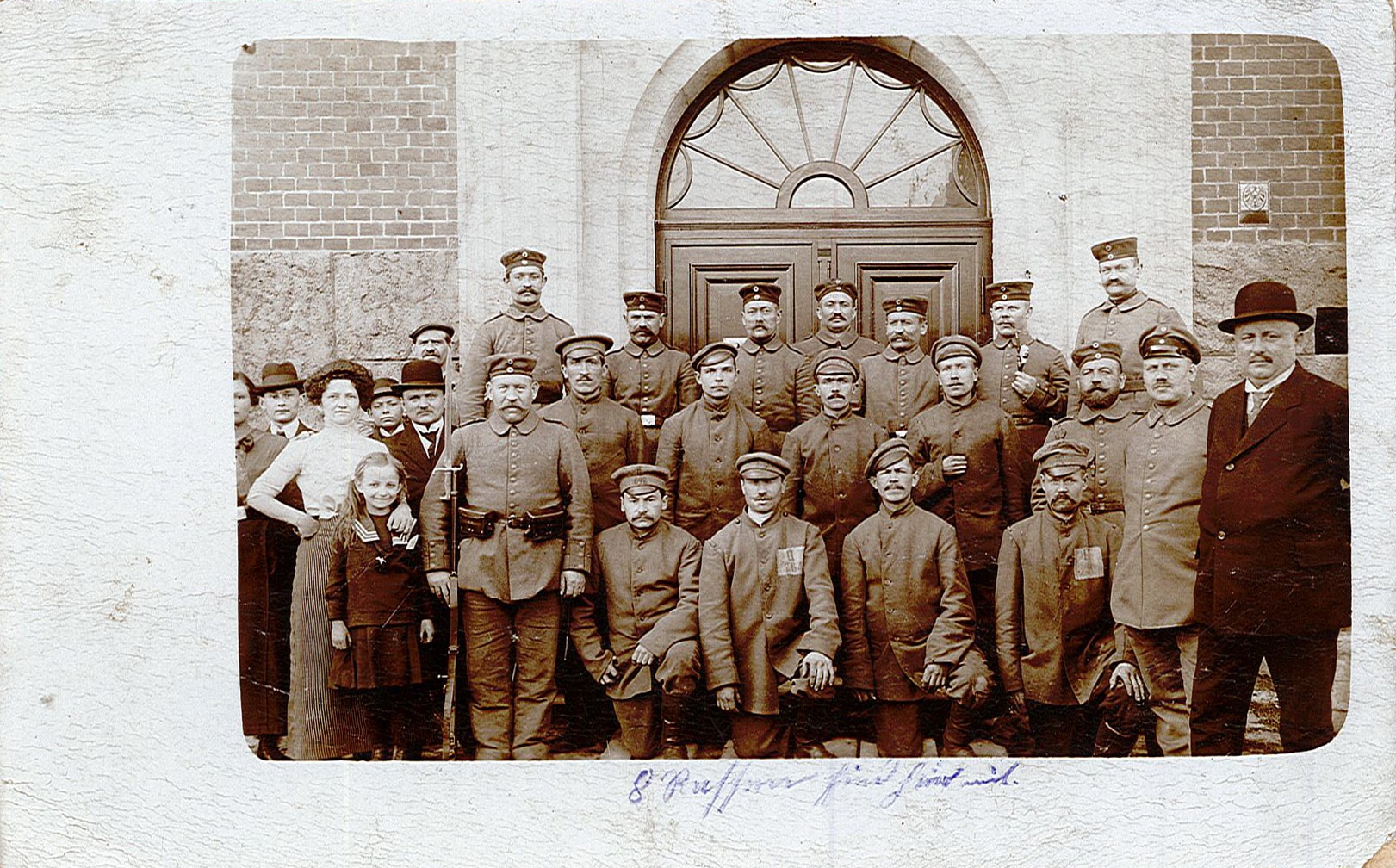 Fotopostkarte mit Gruppenbild von Soldaten und Zivilbevölkerung (Museum Wolmirstedt RR-F)