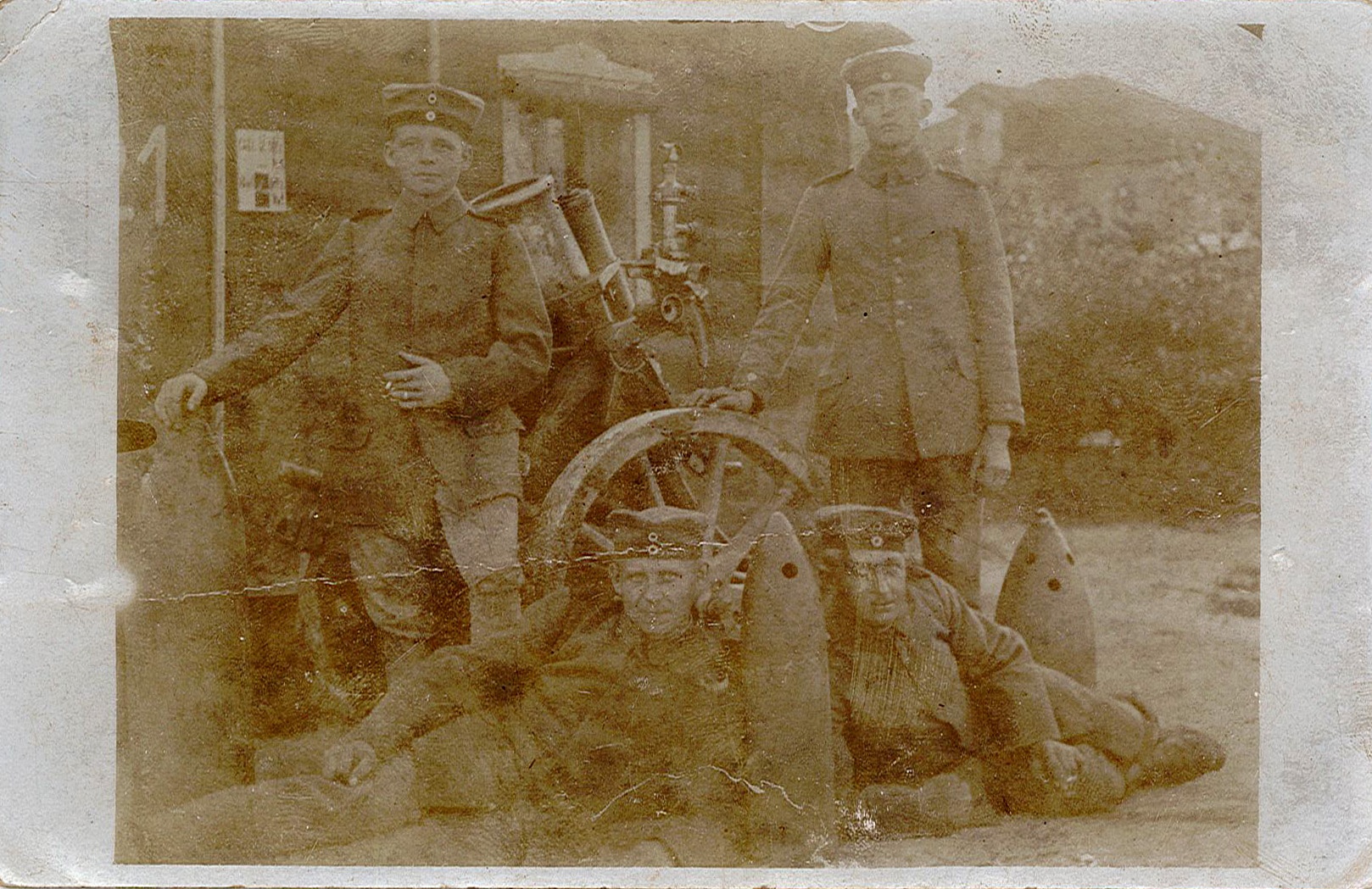Fotopostkarte mit Gruppenbild von Soldaten mit einem Geschütz (Museum Wolmirstedt RR-F)