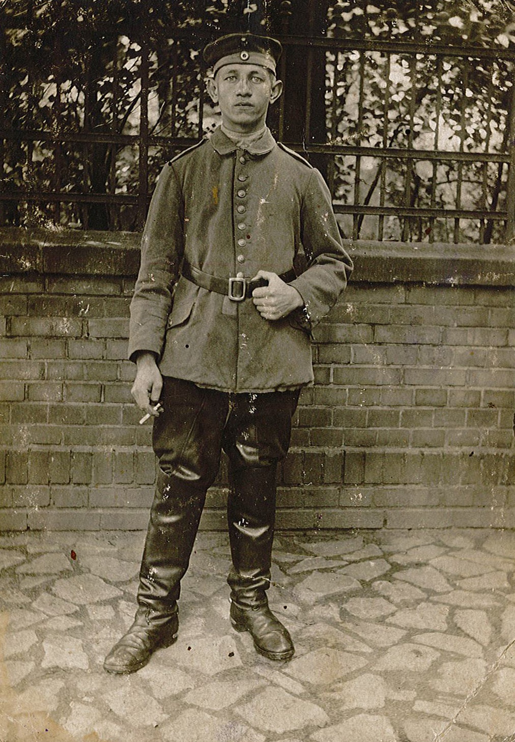 Fotopostkarte mit Porträt eines Soldaten mit Zigarette (Museum Wolmirstedt RR-F)