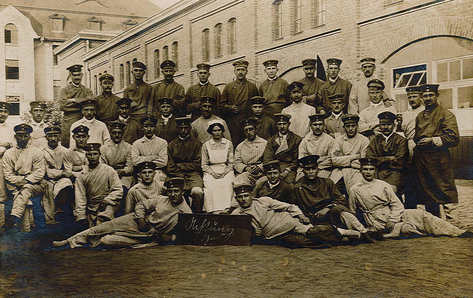 Fotopostkarte mit Porträt einer Soldatengruppe mit Krankenschwestern in einem Lazarett (Museum Wolmirstedt RR-F)
