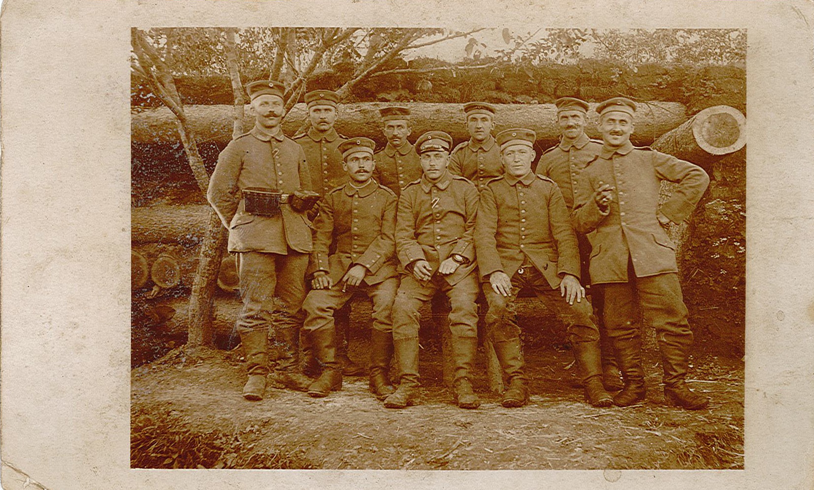 Fotopostkarte mit Porträt einer Soldatengruppe vor Holzbefestigung (Museum Wolmirstedt RR-F)
