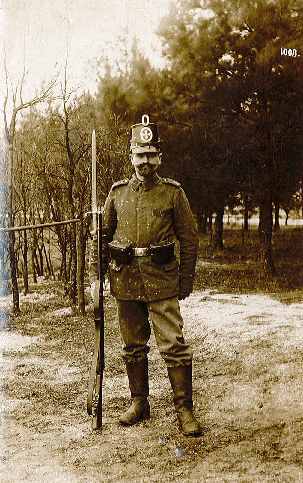 Fotopostkarte mit Porträt eines Soldaten des Landsturmes mit Tschako (Museum Wolmirstedt RR-F)
