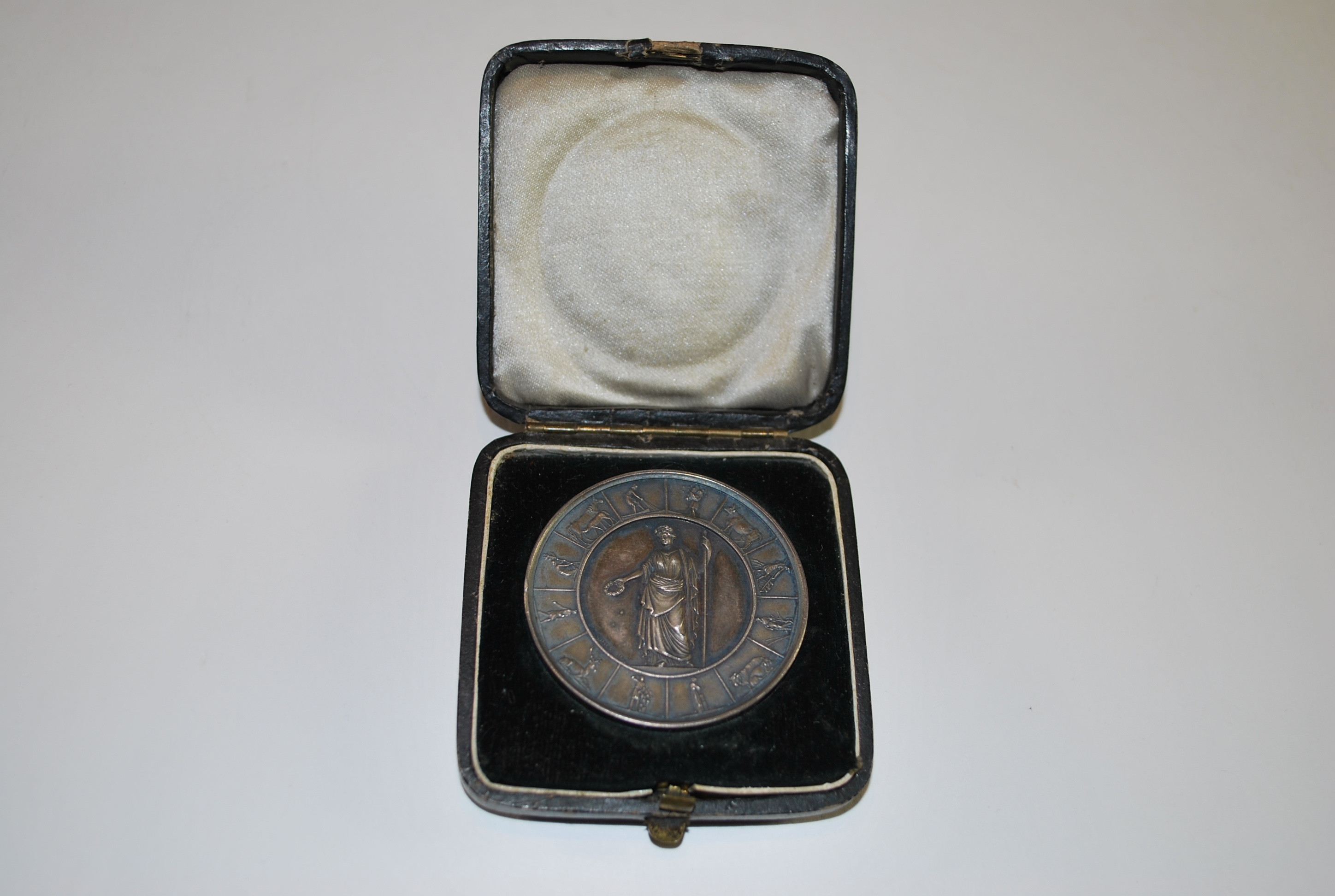 Staatspreis für landwirtschaftliche Leistungen in Silber (2.Stempel) im Etui (Kulturhistorisches Museum Schloss Merseburg CC BY-NC-SA)