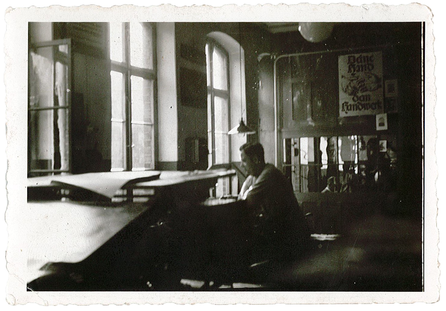 Druckerei Adolf Grenzau - Mitarbeiter an der Maschine (Museum Wolmirstedt RR-F)