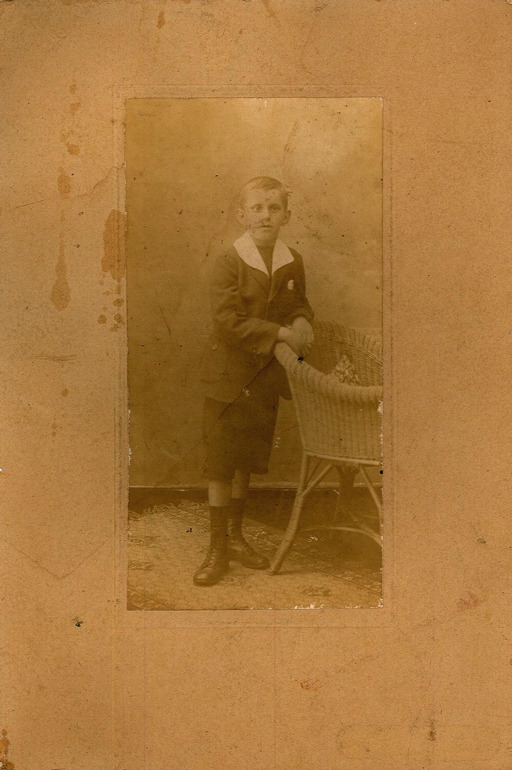 Porträtfotografie eines kleinen Jungen (Studioaufnahme) (Museum Wolmirstedt RR-F)