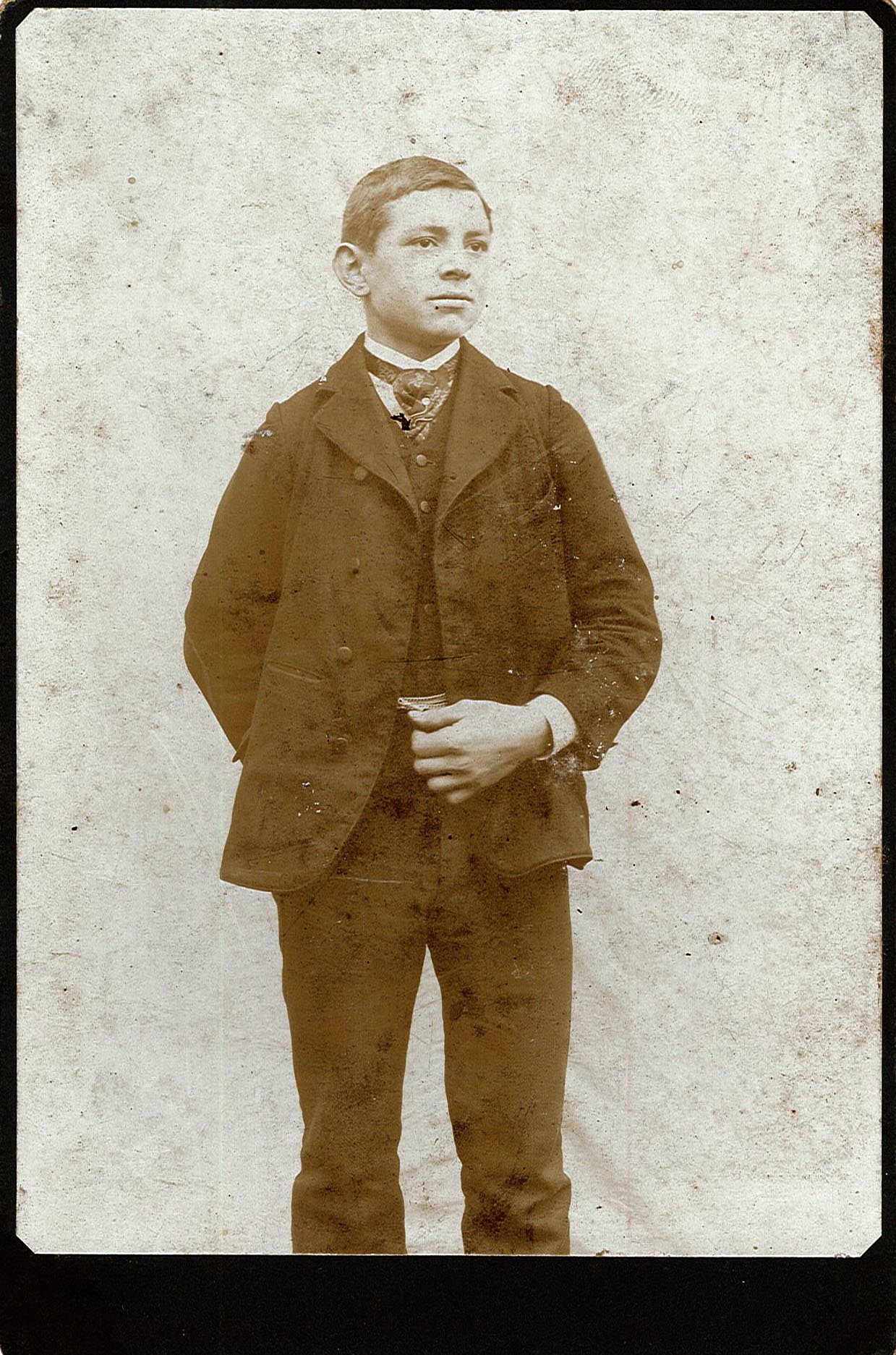 Porträtfotografie eines Jungen mittleren Alters im Anzug (Studioaufnahme) (Museum Wolmirstedt RR-F)