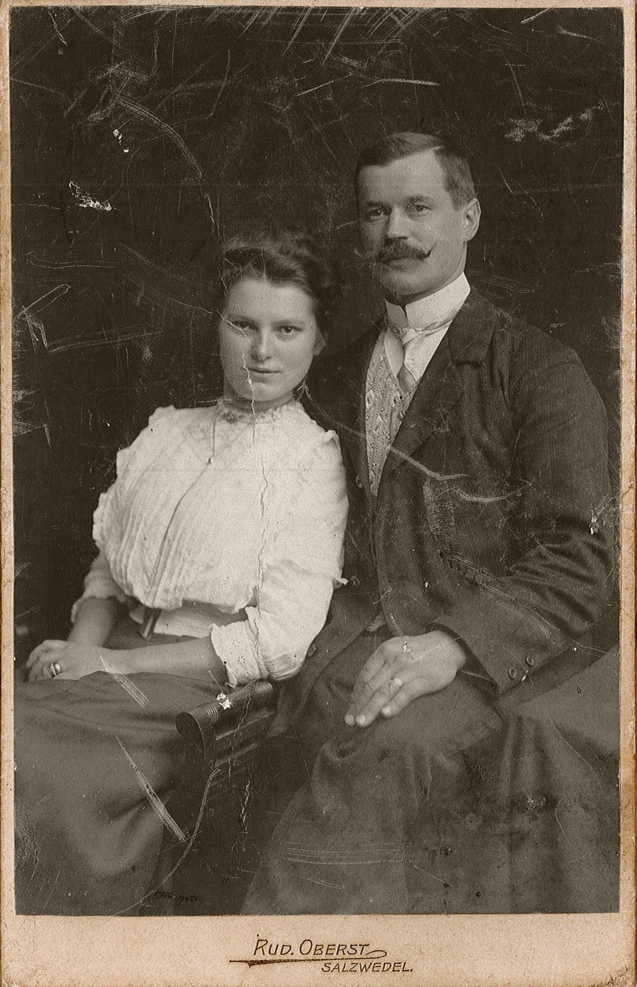 Porträtfotografie eines jungen Paares (Studioaufnahme) (Museum Wolmirstedt RR-F)